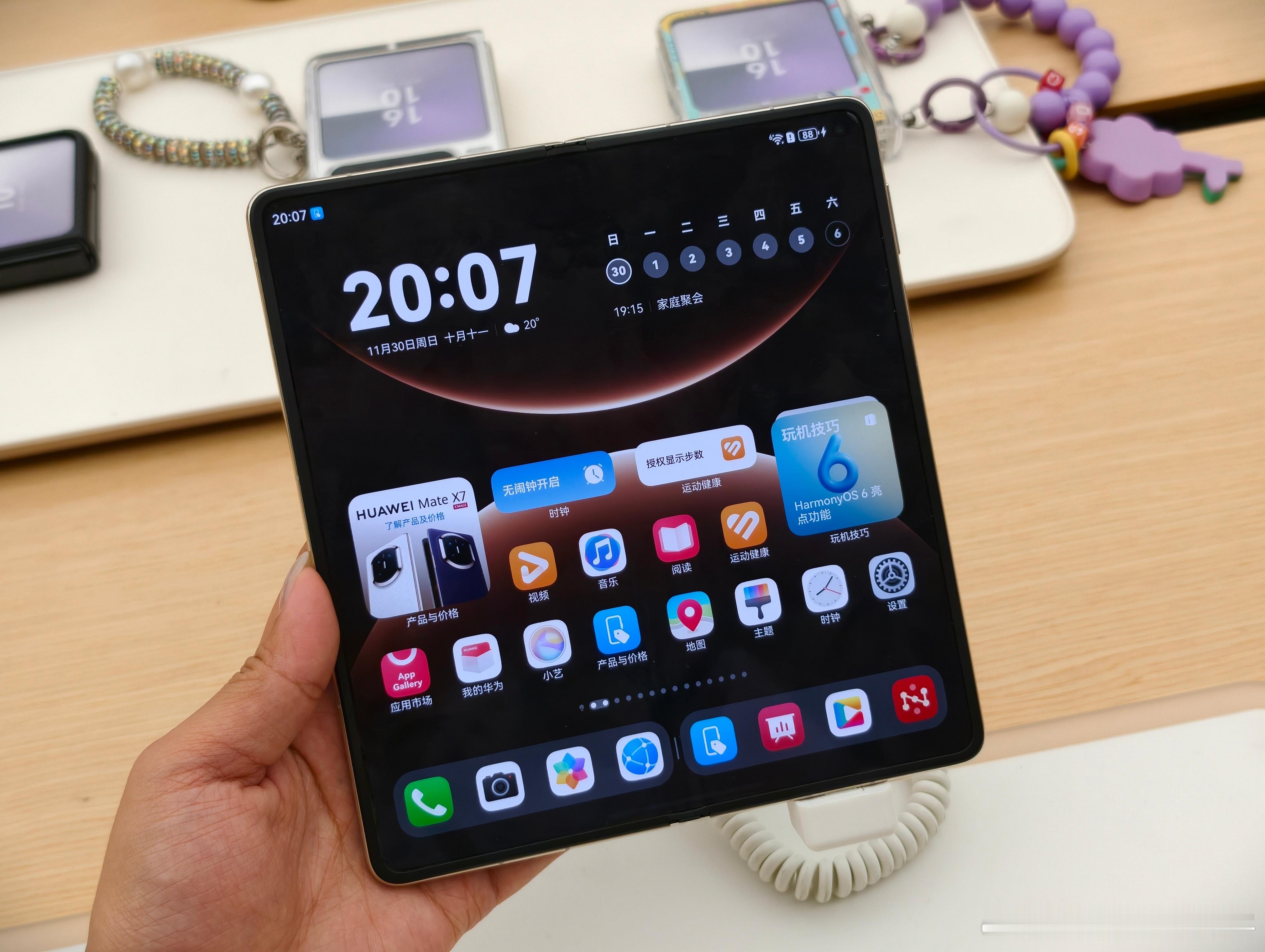 昨天刚去店里看了华为Mate X7，我觉得它的折痕控制算是顶级水准了！玄武水滴铰