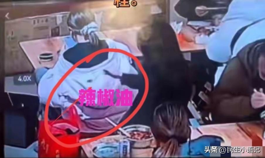 就因拿错一把板凳，竟被背后泼辣椒油！这件事儿，大概率全网都知道了，更是撕开了人性