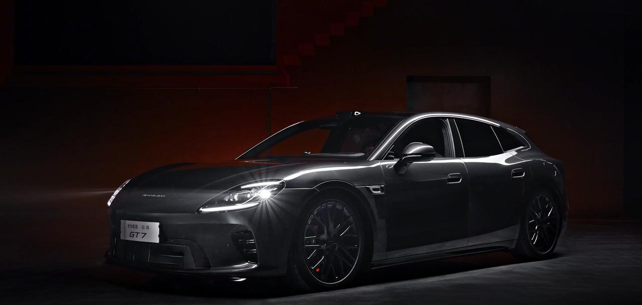 猎装车市场上黑色不少，但能做出高级感的不多。启境GT7这次推出的帕米尔黑版，算是