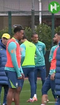 这里是我的主场，加布里埃尔向库尼亚介绍阿森纳训练基地国际比赛日期间，巴西全队在阿