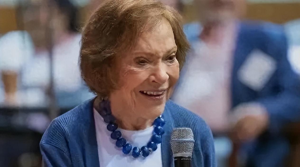 美国前第一夫人去世，相伴77年丈夫动情送别，这就是爱情的样子！
美国前总统吉米·