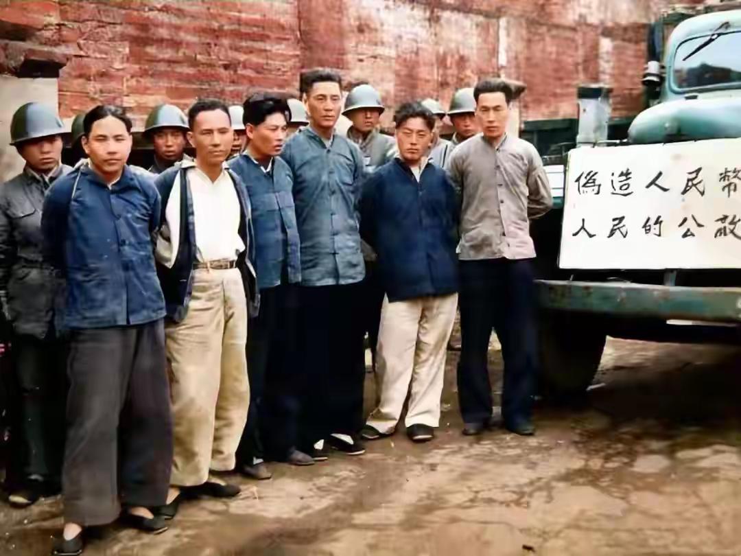1949年，大特务李星宇被处决前的罕见镜头，他两眼空洞，面如死灰。

人到了真正