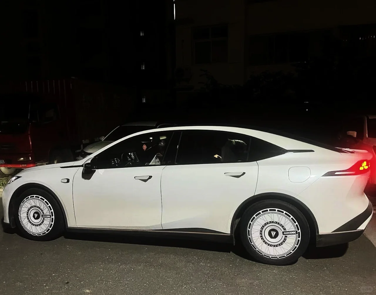 黑夜里的白月光~