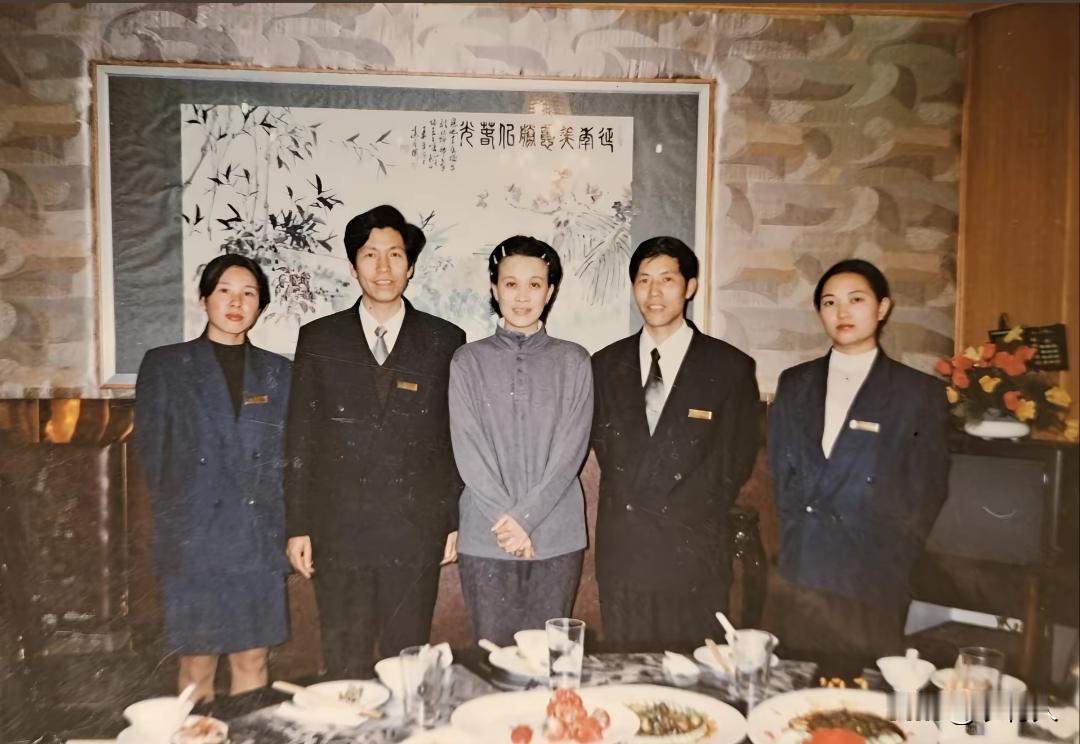 90年代，那英到当地演出。下榻这家酒店，演出间隙时，与酒店的工作人员留下了一张珍
