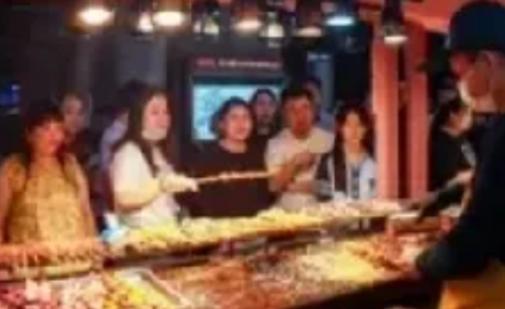 凌晨一点的沈阳街头，夜市的烟火渐渐散去，一幕诡异又暖心的画面悄然上演：18名壮汉
