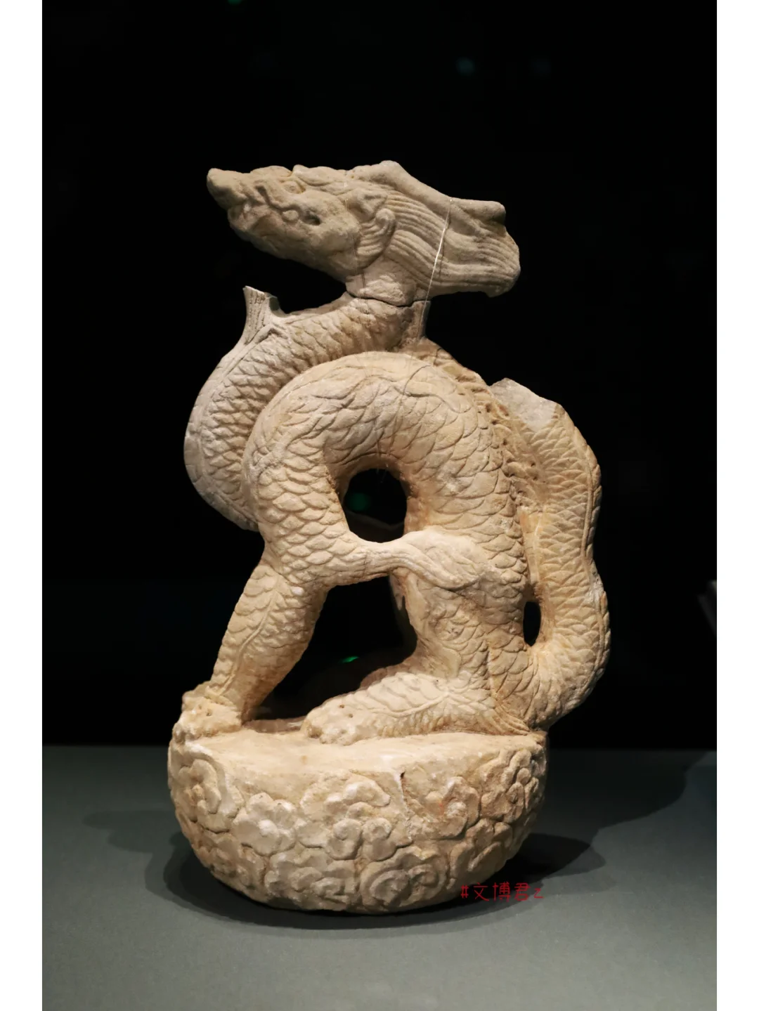某建筑顶端的坐龙，透着一股邪性