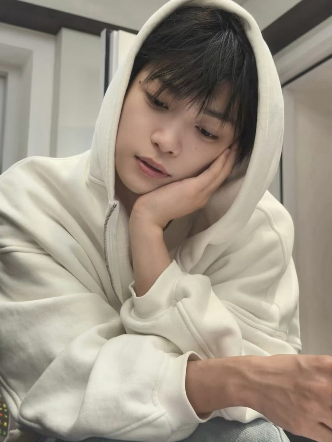 梓渝周一营业照梓渝问你们吃了吗周一营业照新鲜出炉，温柔问候太戳心，少年颜值与温柔