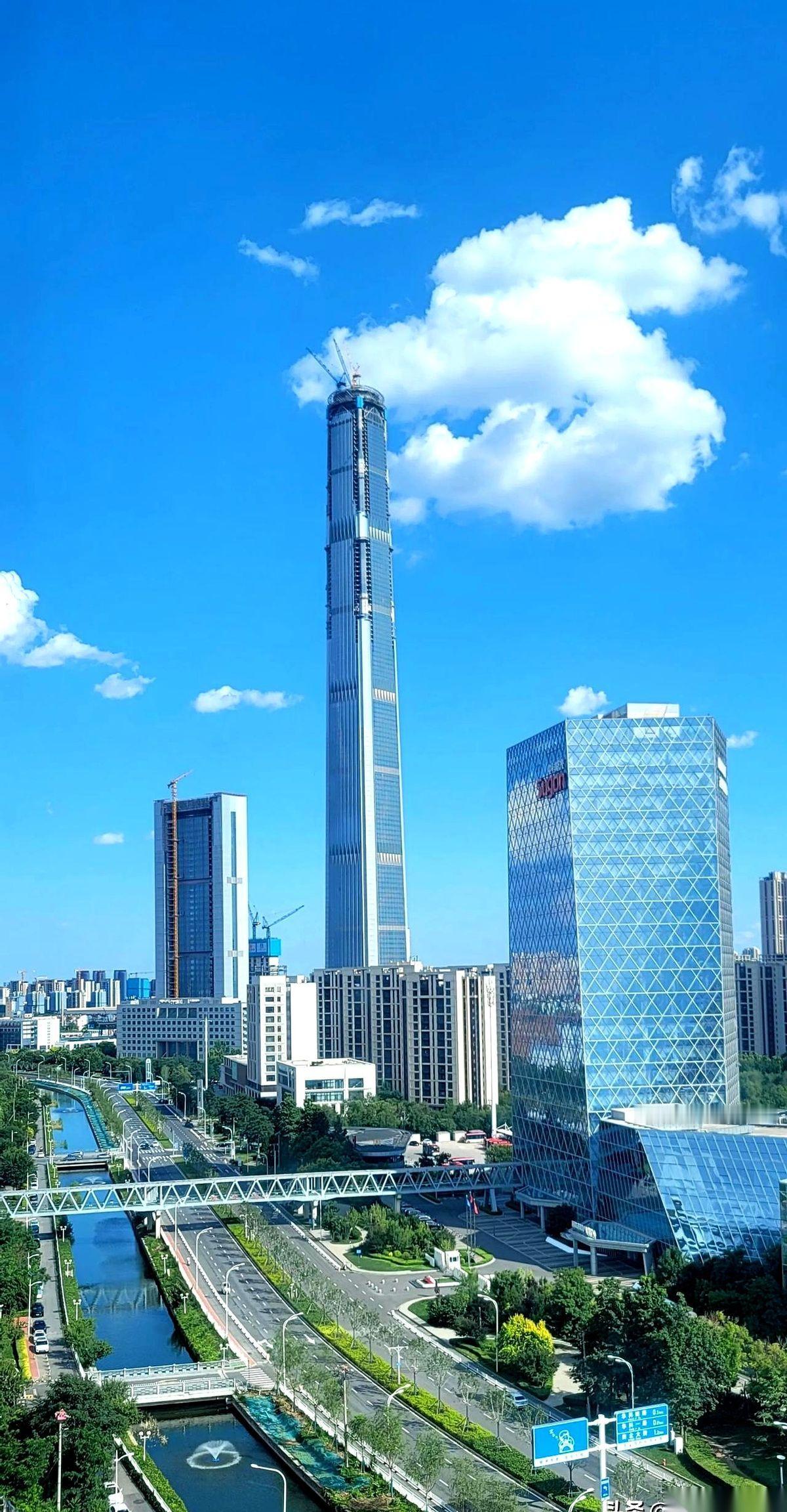 刚才盯着窗外那栋拔地而起的117大厦，我突然头皮一麻。
不是激动，是吓的。
我猛