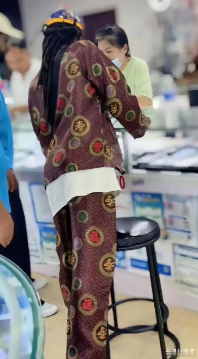 要不要告诉他这件衣服只能平躺着穿，简直不敢想象，要是被巴黎世家抄走了，那可怎么办