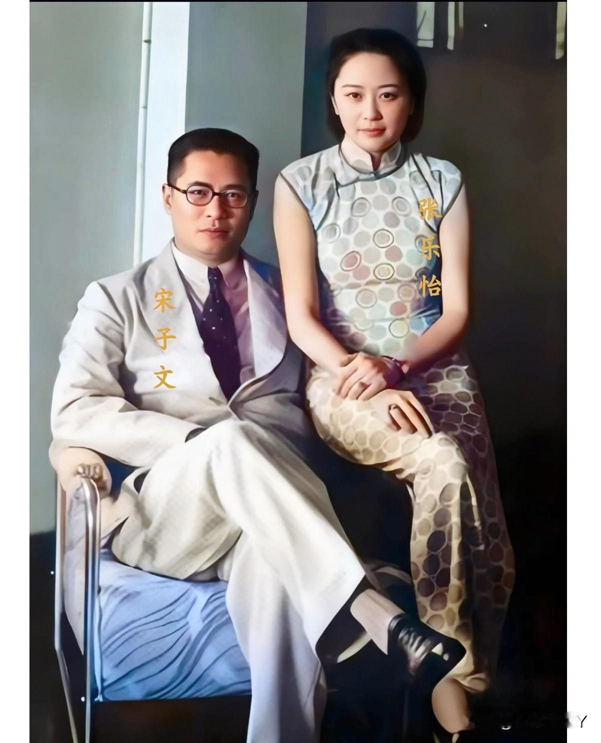 这才是一九三零年宋子文与夫人张乐怡在别墅里的真实貌相，大家看看呗！这绝非演戏，也