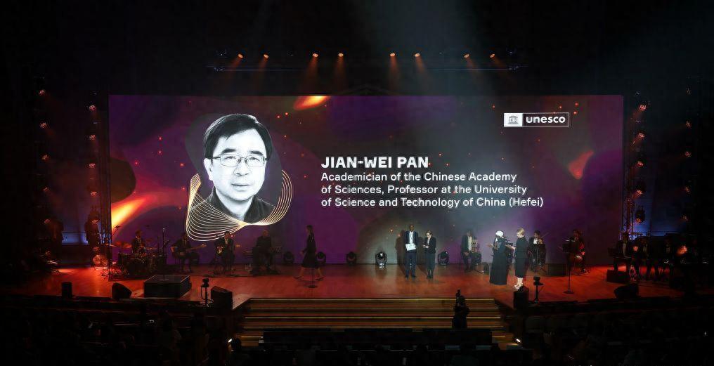 巴黎联合国教科文组织总部爆出个大新闻，中国科学家潘建伟拿下了门捷列夫奖！消息一出