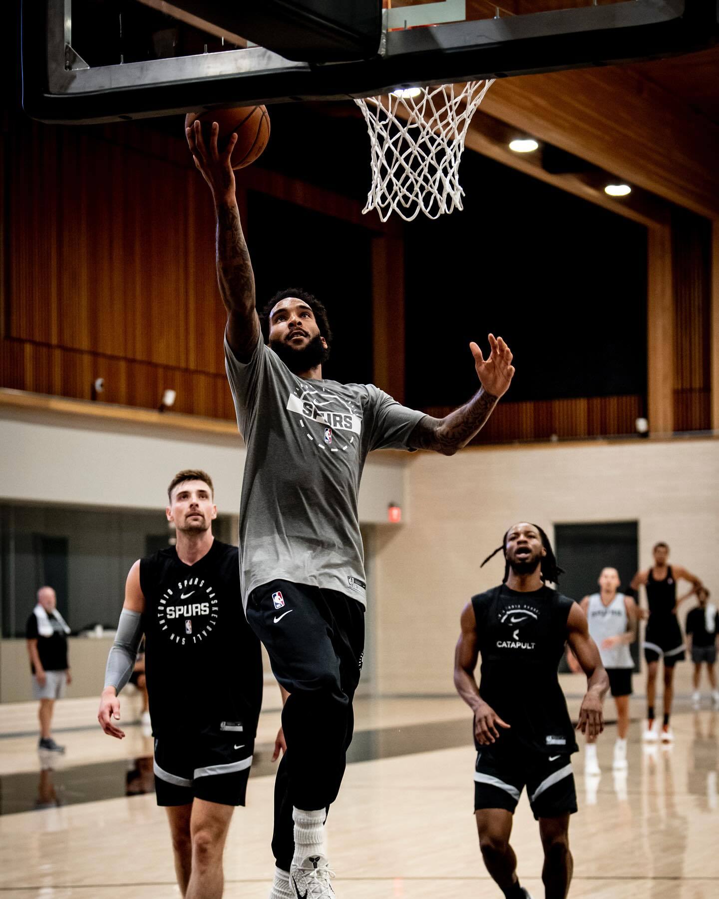 尚帕尼晒训练照🏀马穆评论:我的兄弟[心]超话创作官 ｜圣安东尼奥马刺 ​​​