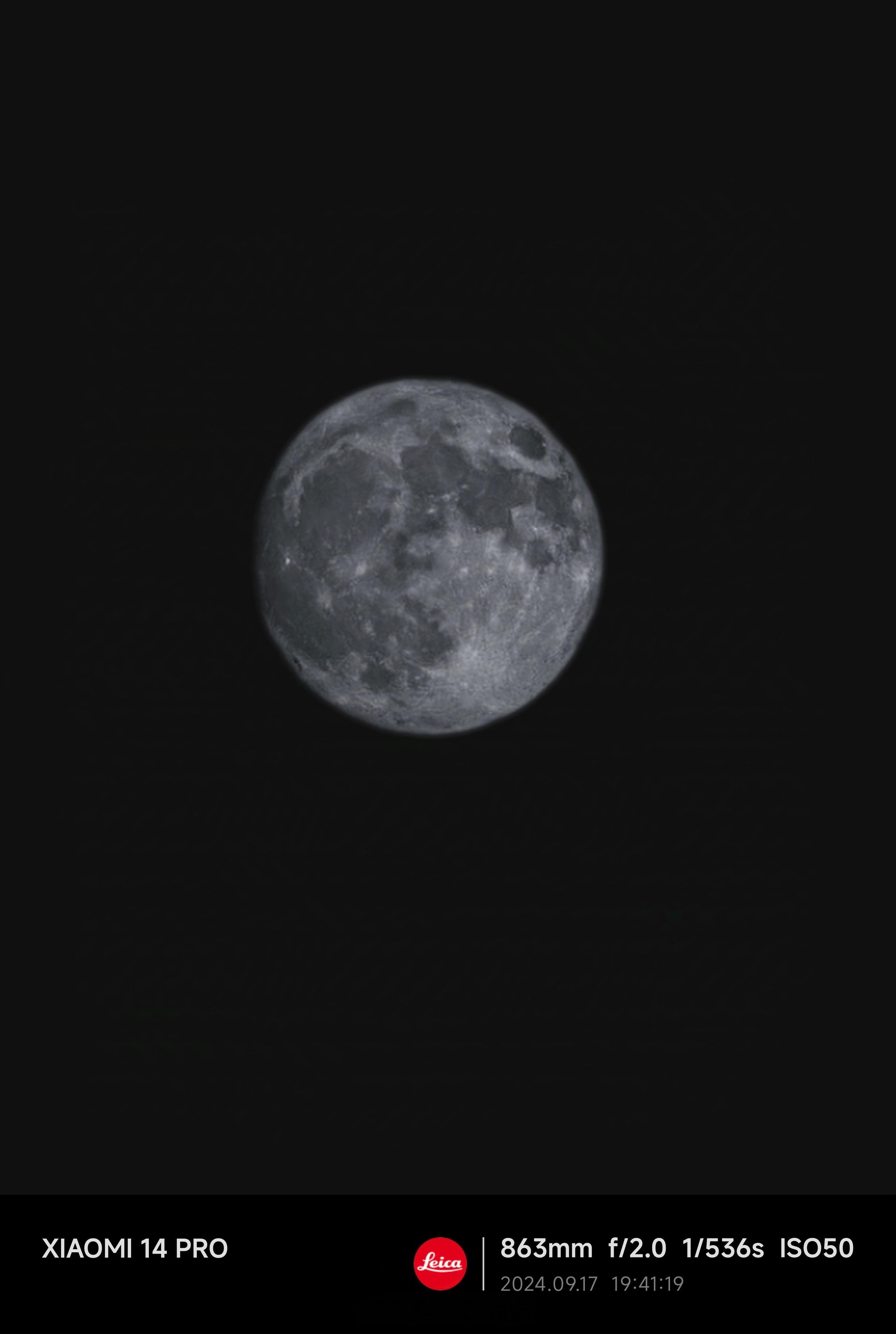 🌕 月圆人团圆，中秋佳节至。今天的月亮可是够圆的，今年的中秋月亮还有土星相伴，