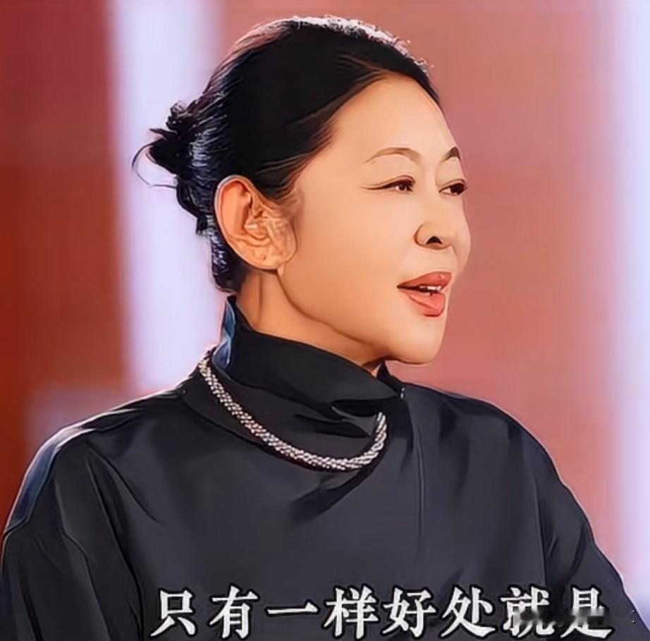 倪萍说:
人老了
只有一样好处
就是你的心是自由的
我们都活得松弛到了
什么事都