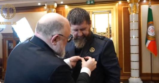 【德罗夫因其对车臣科学发展的贡献而被授予奖章。】