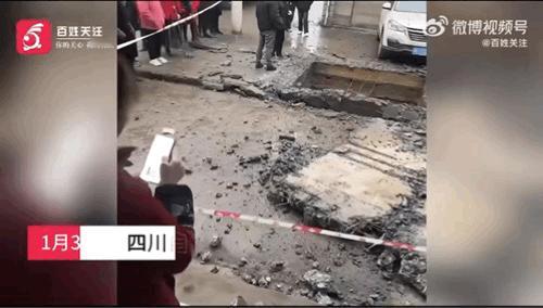 万万没想到，威力太大了。
四川自贡，三个小孩子放鞭炮，把化粪池给引爆了。
几百斤