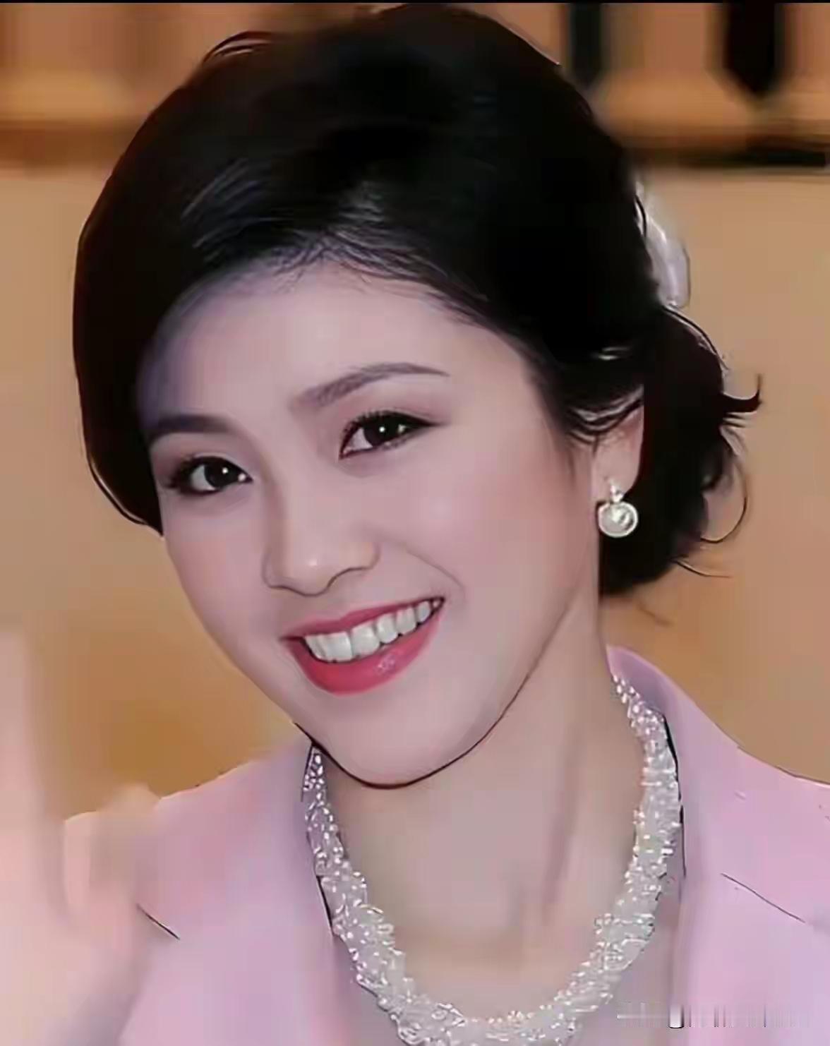 英拉的美是一般人难以准确形容的！这颜值可高出一般人的审美标准了，可能朱琳关之琳都