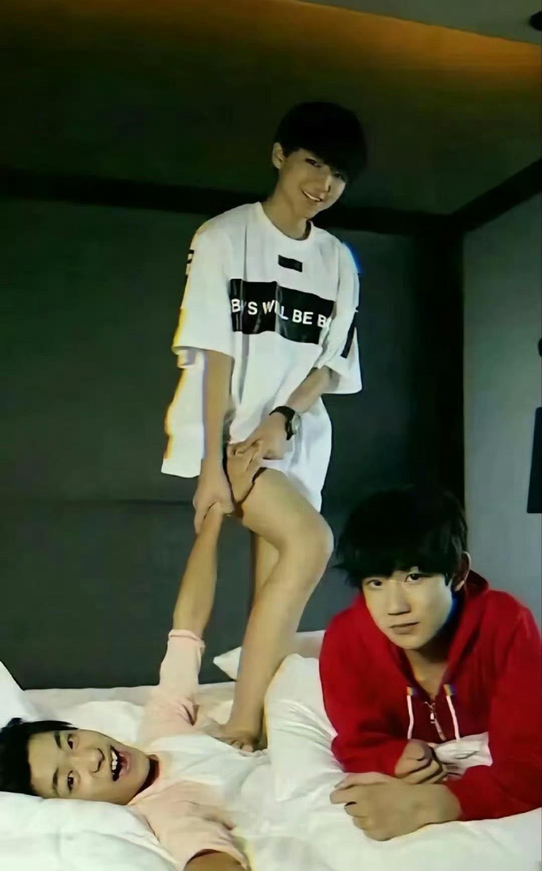 就挺突然的，估计这是一张内娱塌了都不会再次碰到的照片…