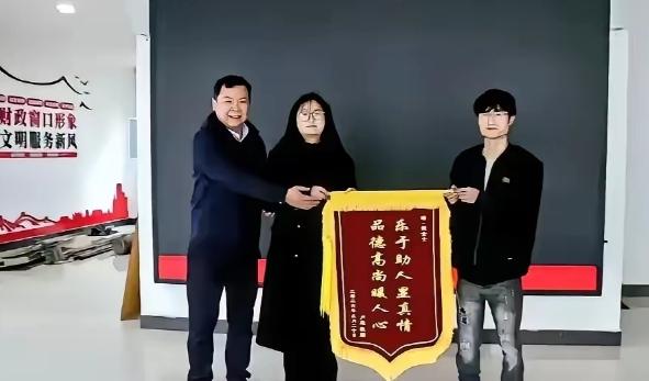 湖南，3月15号晚上十点多，一网约车司机卢师傅拉着女乘客曾女士往长沙赶，开到半路