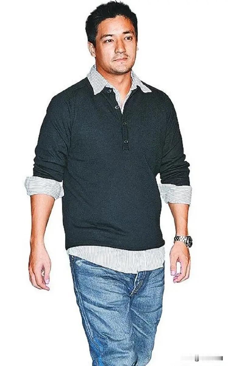 蒋友常是蒋家第四代，相比兄长蒋友柏的锋芒毕露，他是隐于家族光环、踏实前行的践行者