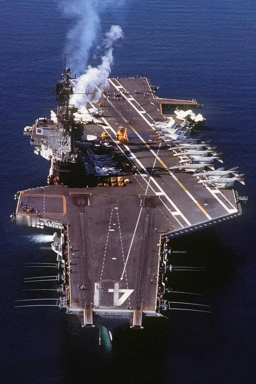 老舰回忆：美国🇺🇸海军中途岛号航空母舰，图为现代化改装后的状态。
#武器美学