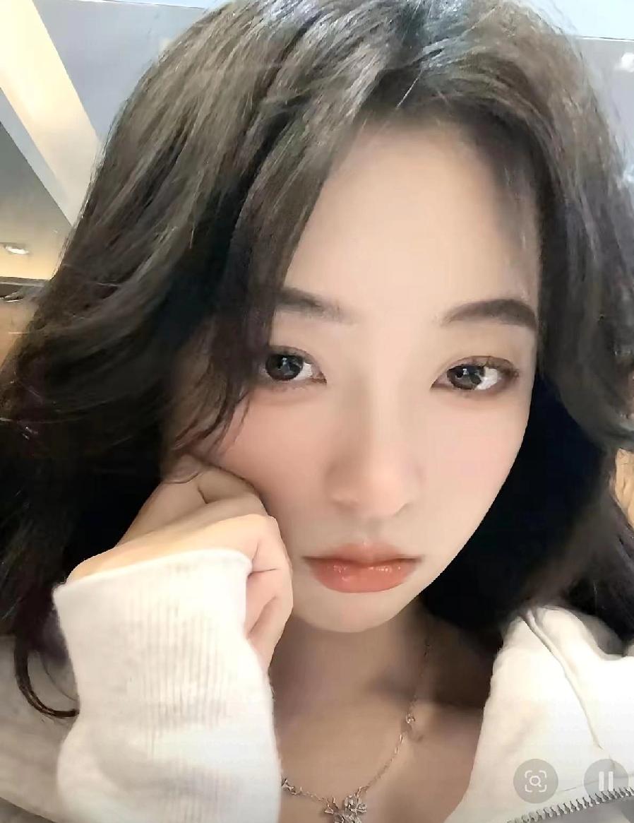 女人最好不要交两个男朋友，
原来被害人文文和郑某真的是情侣关系，吵架中文文说要把