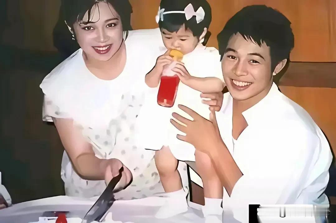 著名艺人李连杰两个家庭两张照片的对比，令人不胜唏嘘。
第1张照片是李连杰和前妻黄