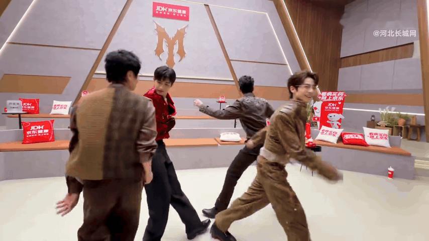 孙楠满江张彬彬曾辉闪身步曾辉闪身步同手同脚刷到这段下班整活视频直接笑出声，孙楠带
