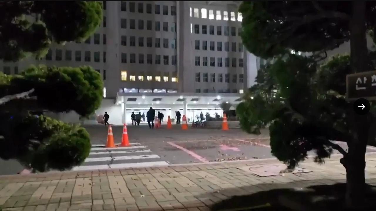 韩国特种部队继续冲击国会大厦

总统宣布紧急戒严后，韩国特种部队突袭了国会大厦。