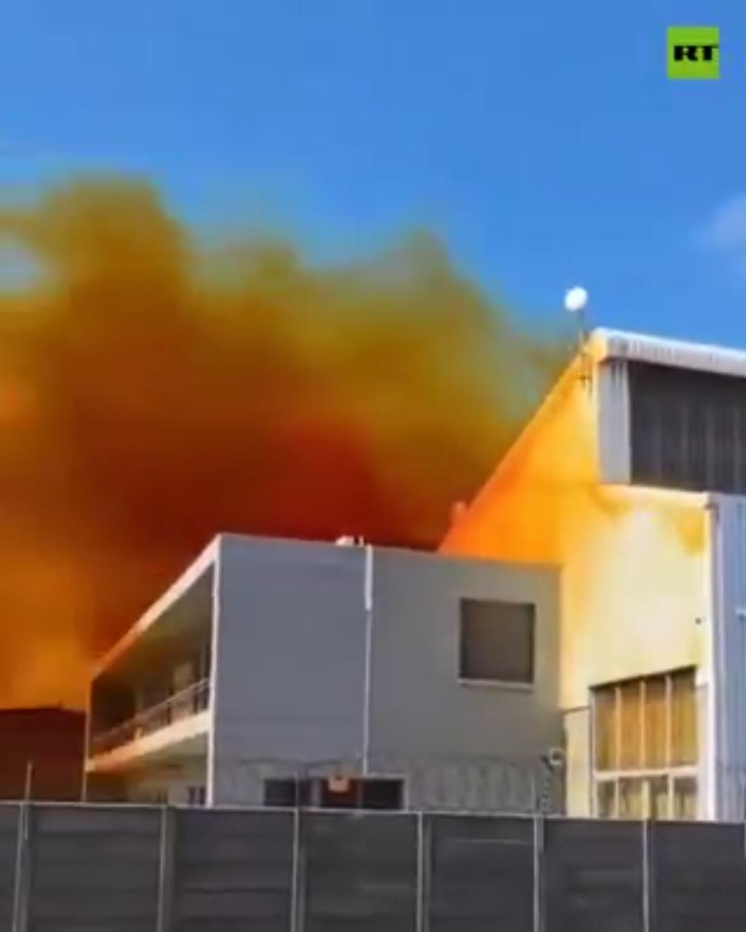 新闻快讯——开普敦蒙塔古花园发生化学泄漏，橙色毒雾弥漫。
目击者称场景宛如科幻电