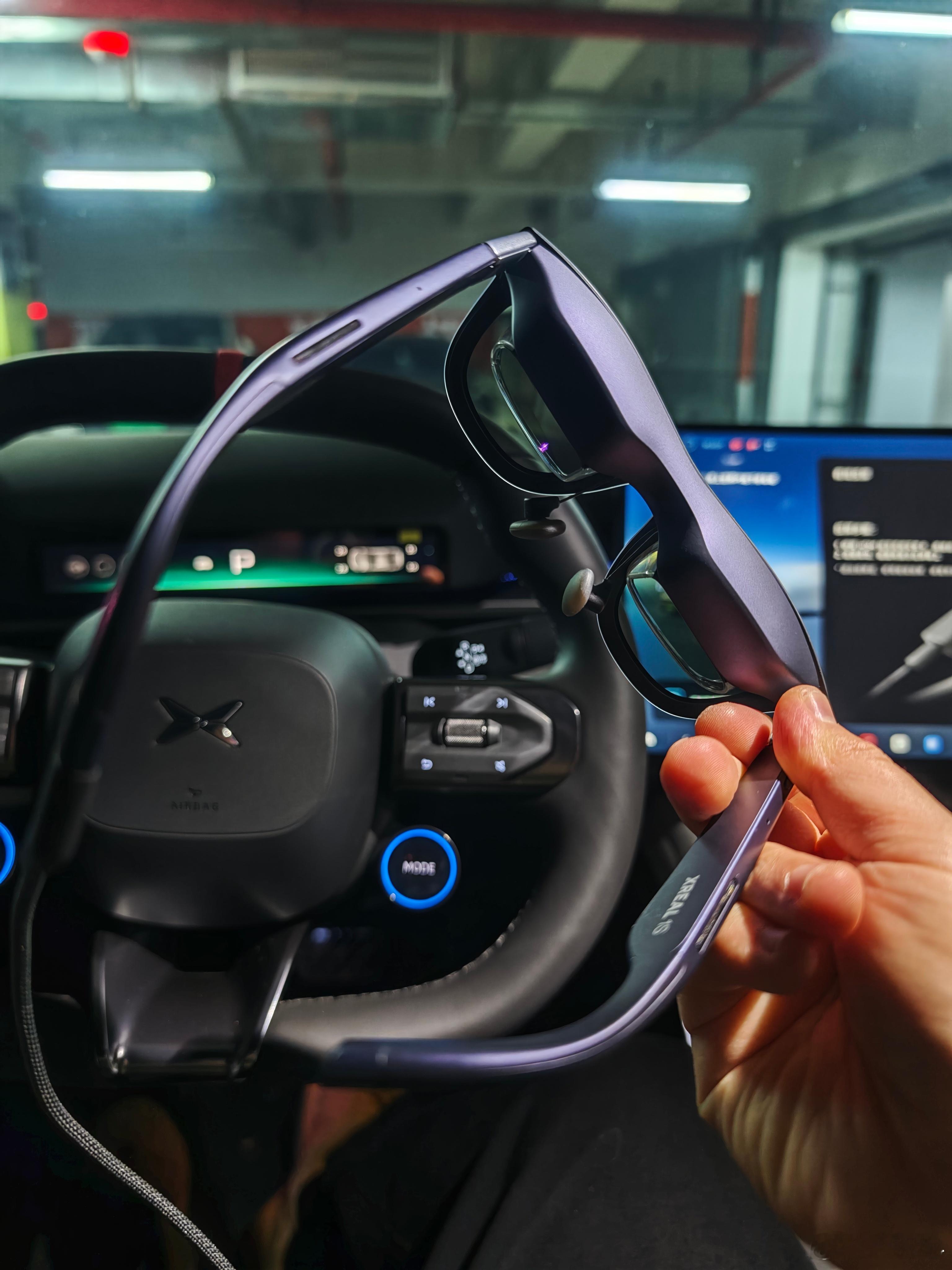 XREAL 1S放在车里用感觉很对，尤其是在车上等人的时候，这个空闲期可以躺在车