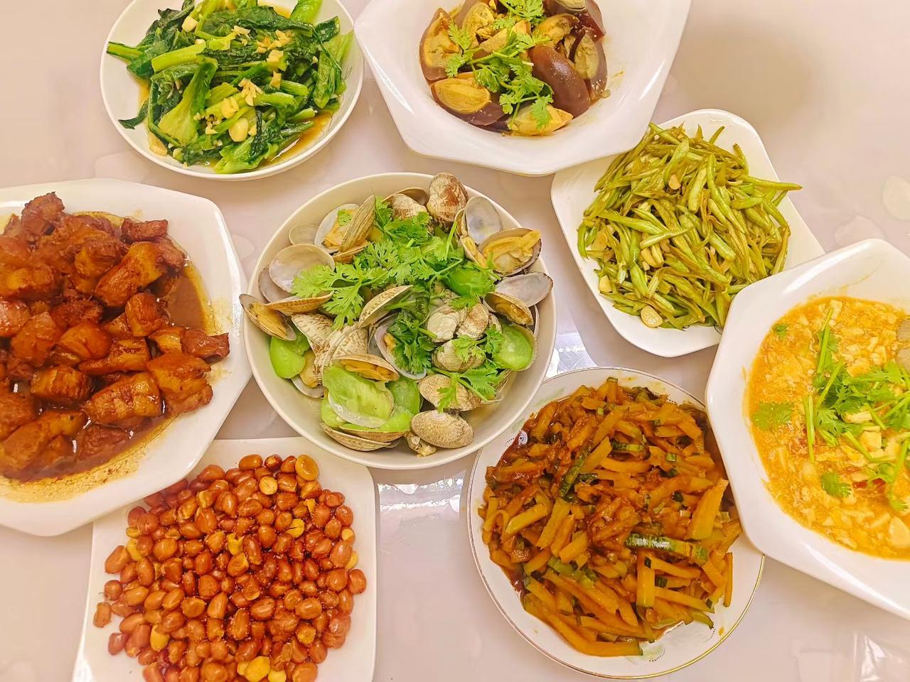 晒图笔记大赛寻常日子的幸福，藏在满满一桌饭菜里。热汤暖胃，佳肴相伴，不负时光，不