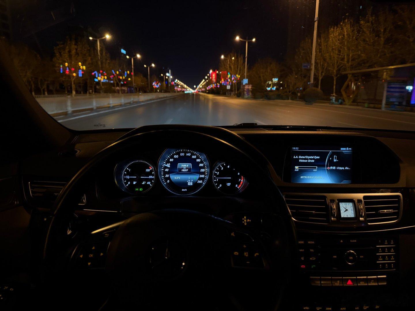 新年开红色小汽车