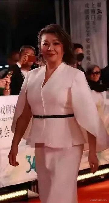 或许有人会说，快60岁的人，胖点不挺正常的吗？不！她可不是普通人，她是明星，是公