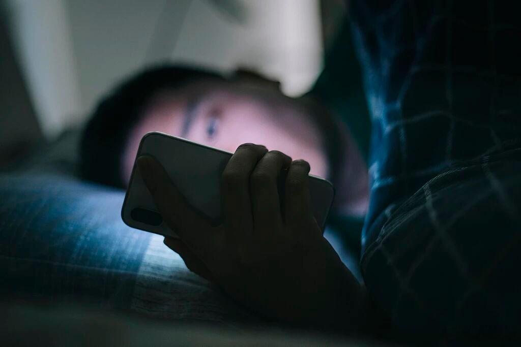 半夜醒来别看时间你肯定遇到过这种情况：半夜醒了，迷迷糊糊伸手一看手机，凌晨3点1