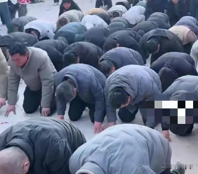 2月18日，山东，600多名村民齐聚在一起磕头拜年，全村人共贺新春佳节。天！这太