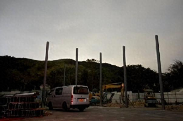 【香港粉岭坪峰附近山火已经扑灭】2月26日，香港粉岭坪峰附近突发山火，火线近百米