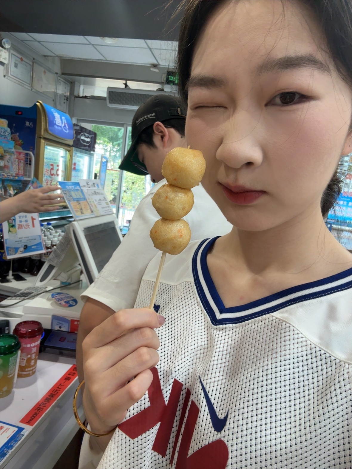 家人们吃个丸子上班去了嘻嘻 我去培训超人哥去打台球有点不公平吧这