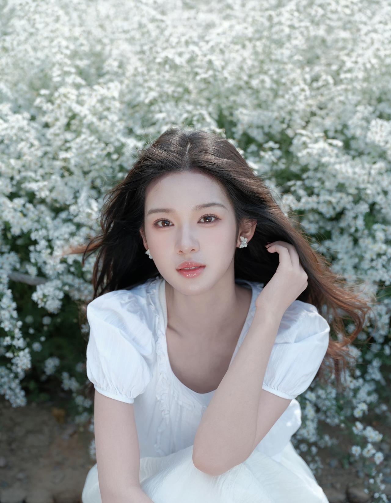 沈佳钰干净通透的妆容，清新自然的少女感