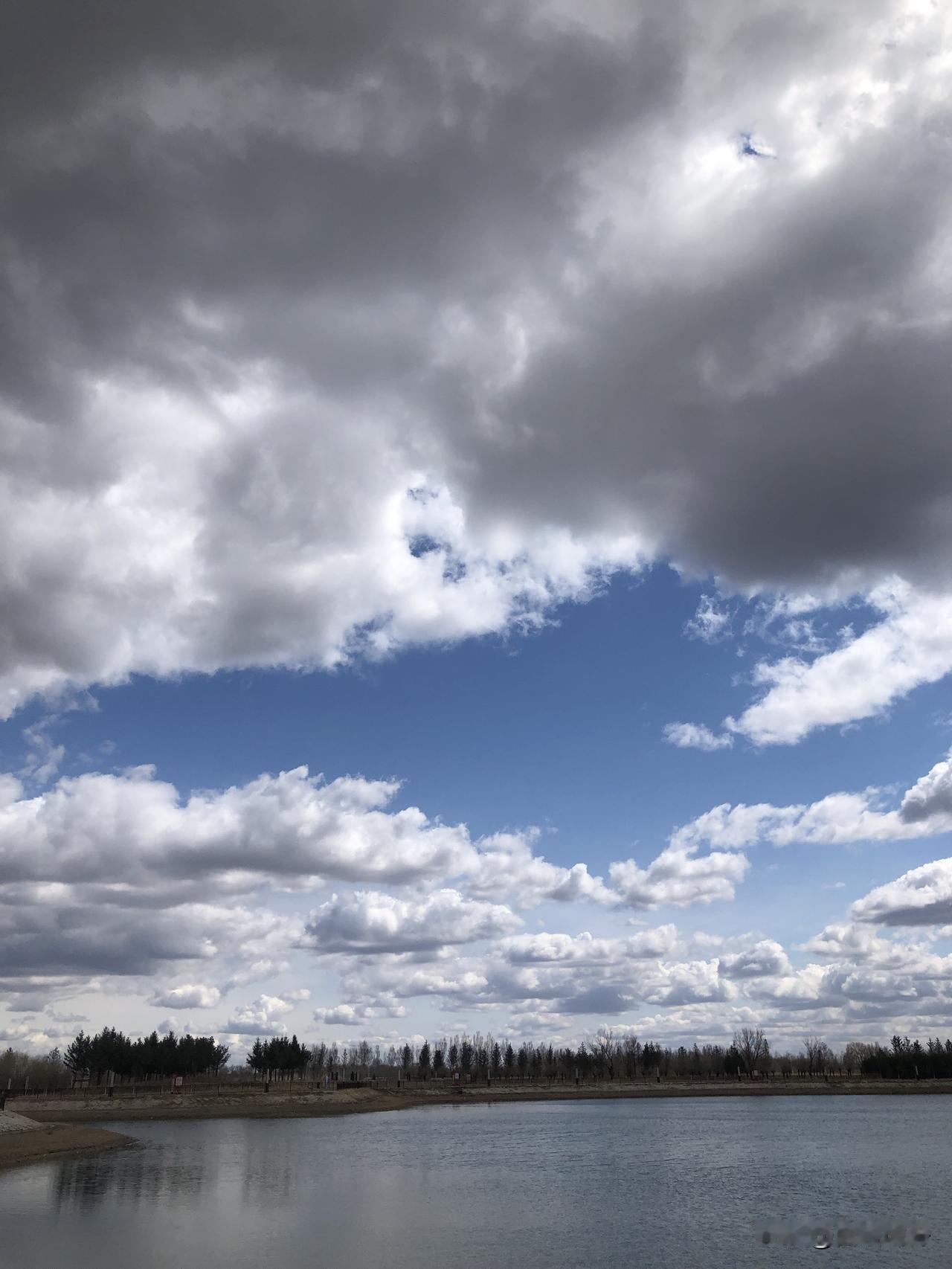 五一酒店坐地起价？别惯着，这就是明抢！

五一还没到，酒店先“疯”了！平时一百多