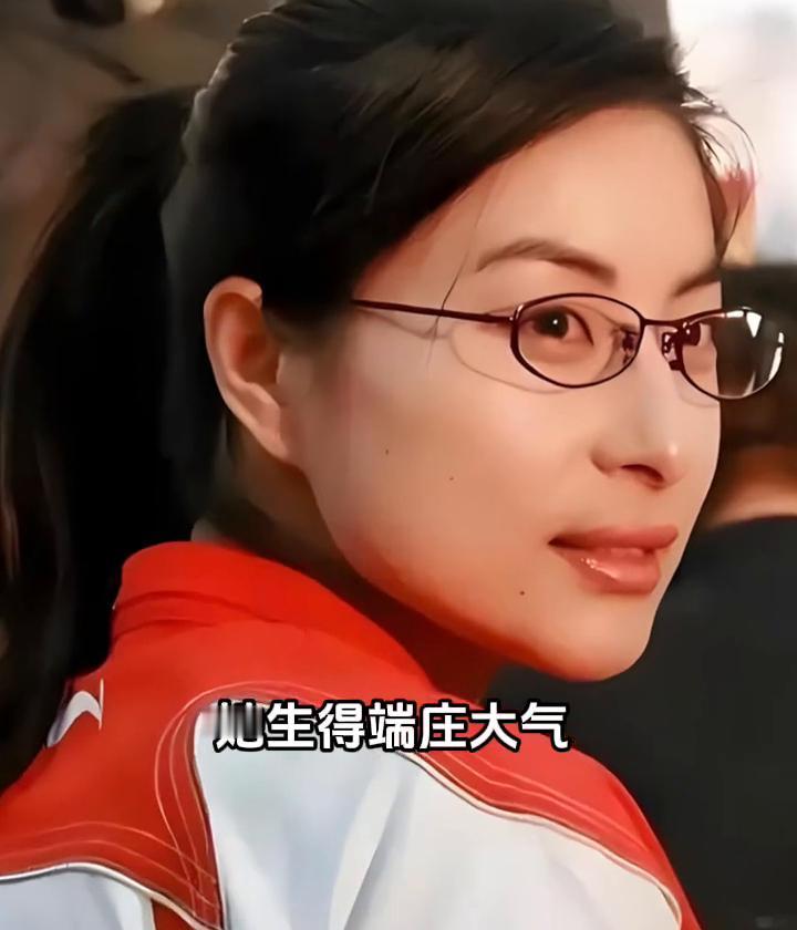 她生得端庄大气，耐得住细细端详，眉目含笑，弯弯的弧度温暖可亲，鼻梁挺拔福气盈盈，