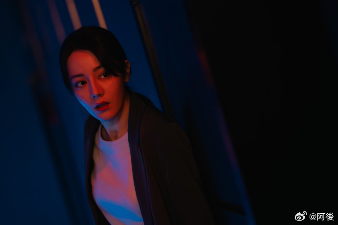 迪丽热巴不是救赎感是真救赎 看《利剑玫瑰》，迪丽热巴扮演的邓妍救人于危难之际，那