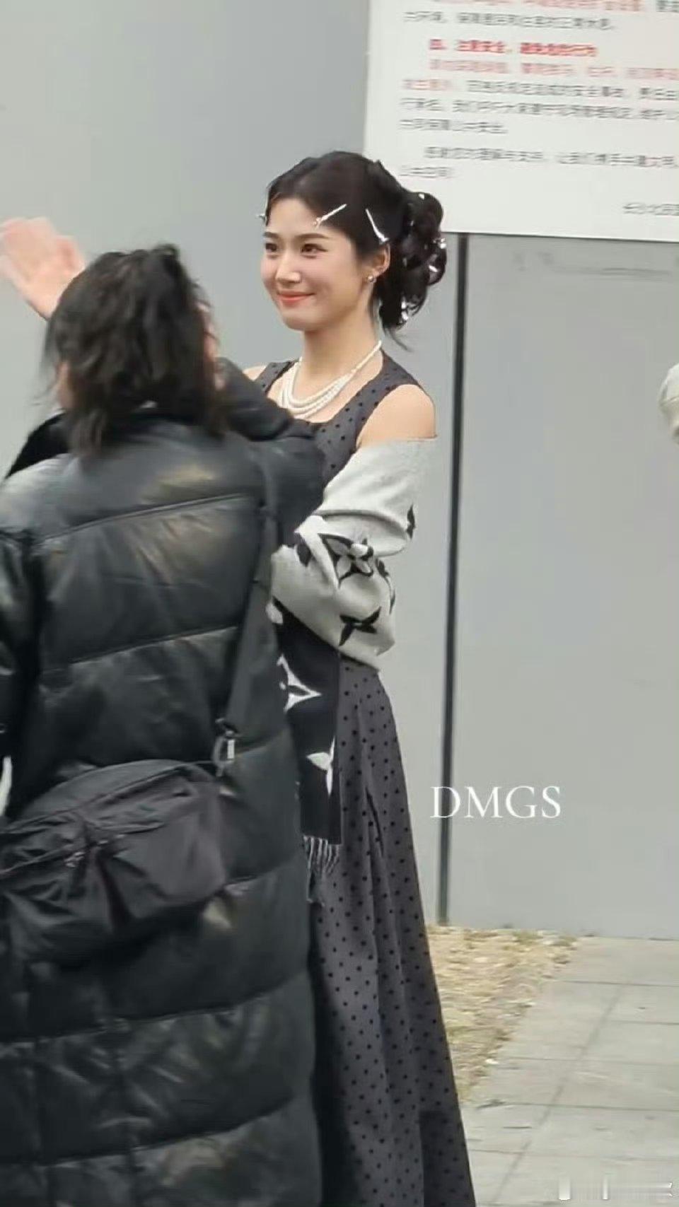 卢昱晓hi6上班路透黑色波点裙卷发沪上民国千金风好美😍一路跟粉丝打招呼亲和力满