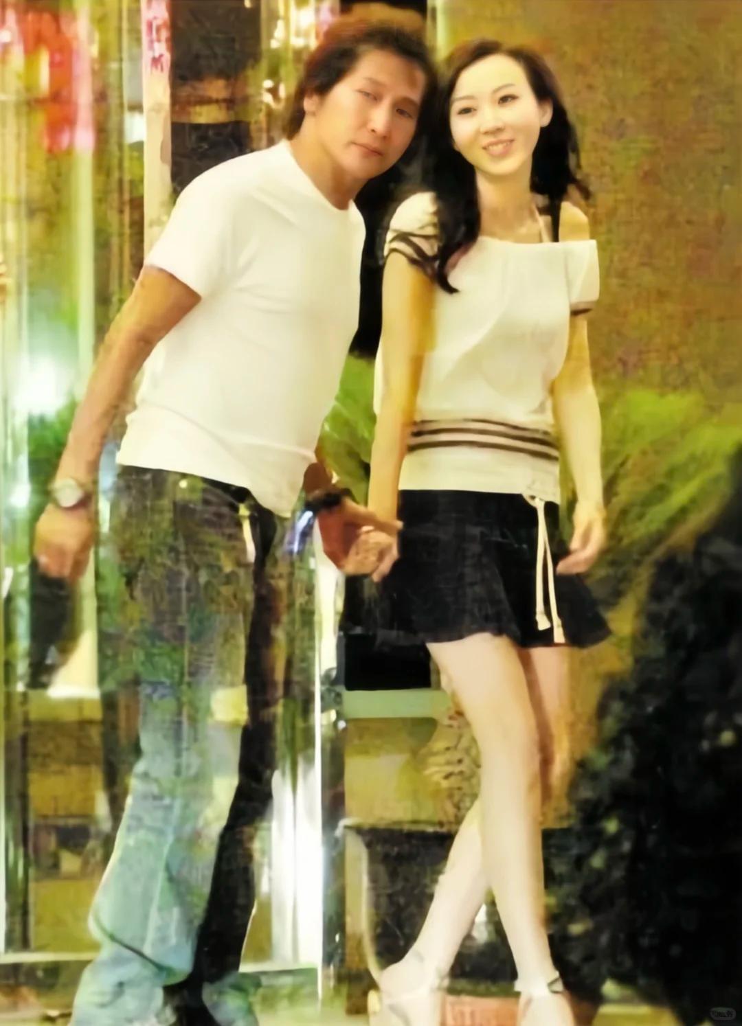 2008年，齐秦与萧蔷一起出行的画面，萧蔷真的好漂亮啊。

当时，萧蔷已经40岁