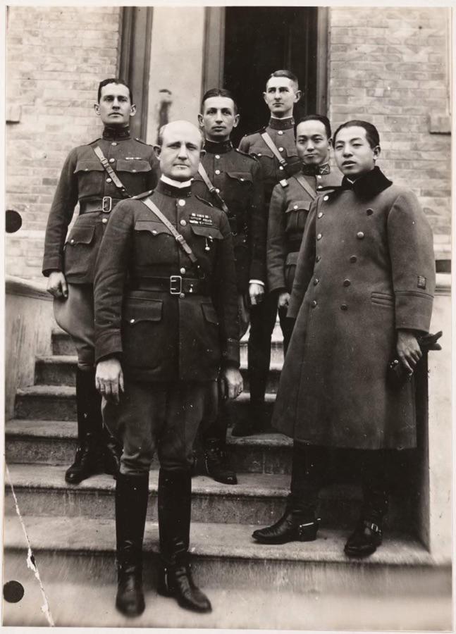 目测应该是1931年九一八前夕拍摄的，看军装貌似是驻华美军军官！

少帅大背头很