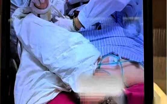 我真的被这个新闻给扎到了。
46岁，上海，未婚未育，父母不在了，卡里躺着上百万，