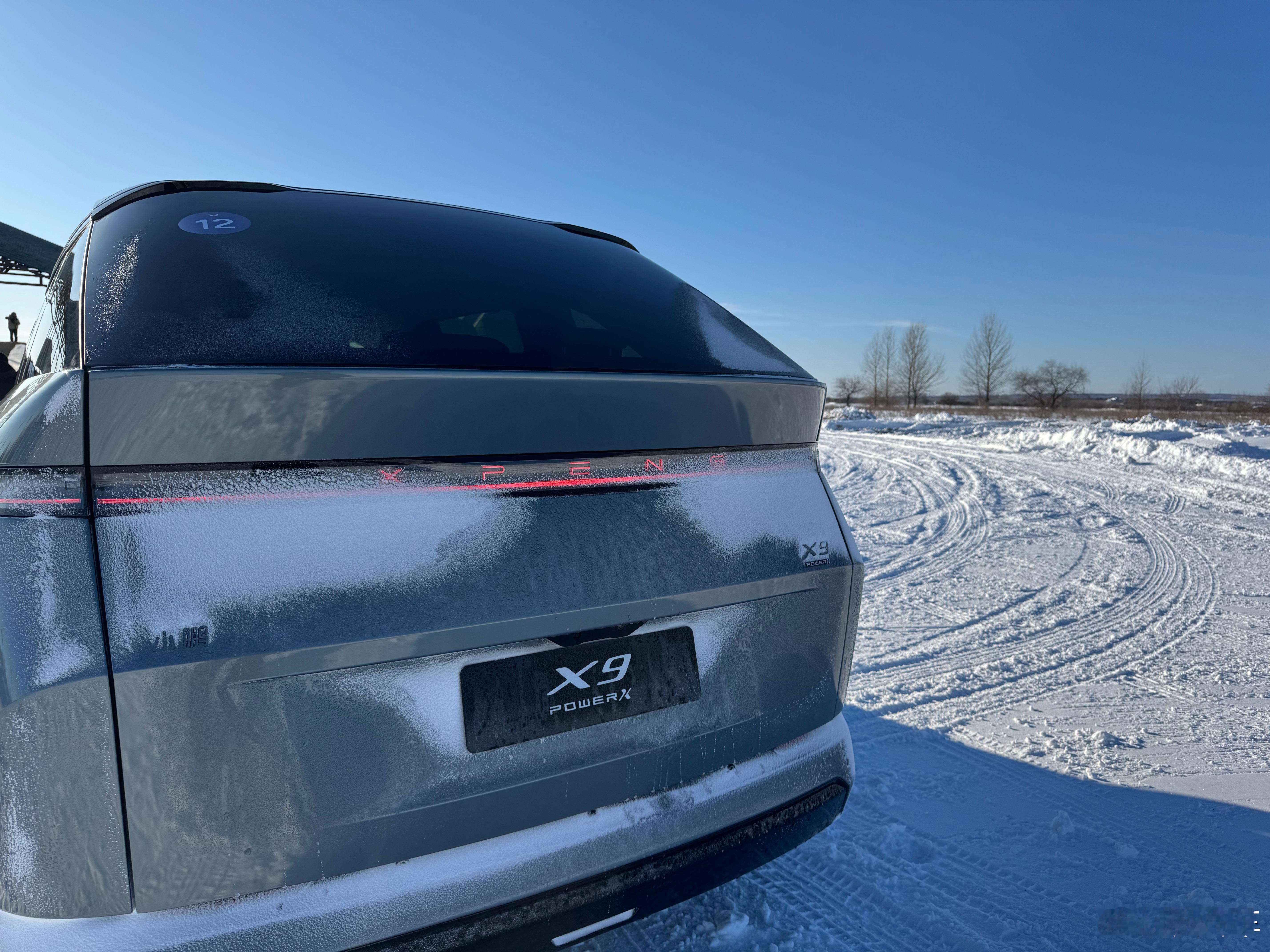 没玩够玩不够小鹏X9超级增程冰雪体验日小鹏X9超级增程冰雪路面不打滑 黑河