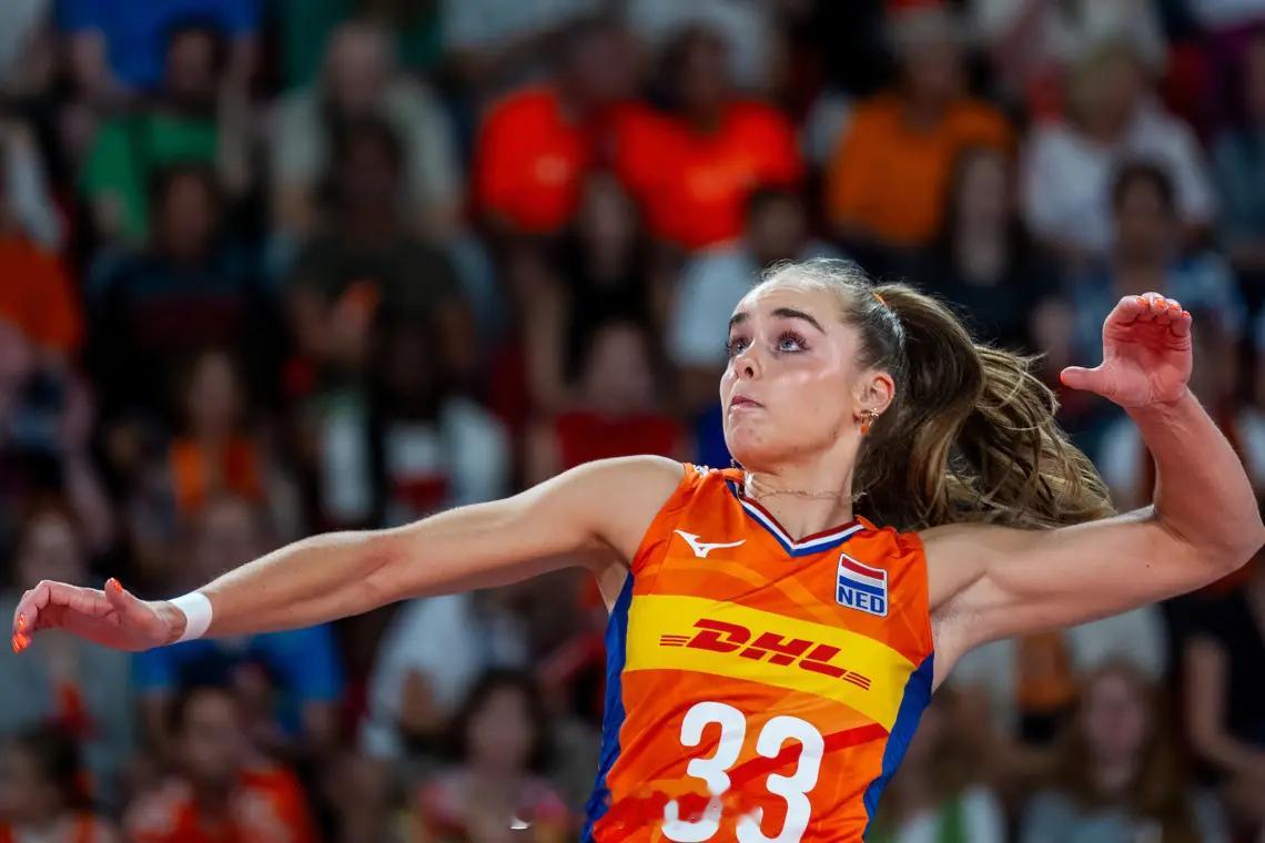 【荷兰女排30人大名单】国际排坛动态 4月10日，荷兰女排主教练科斯洛夫斯基公布