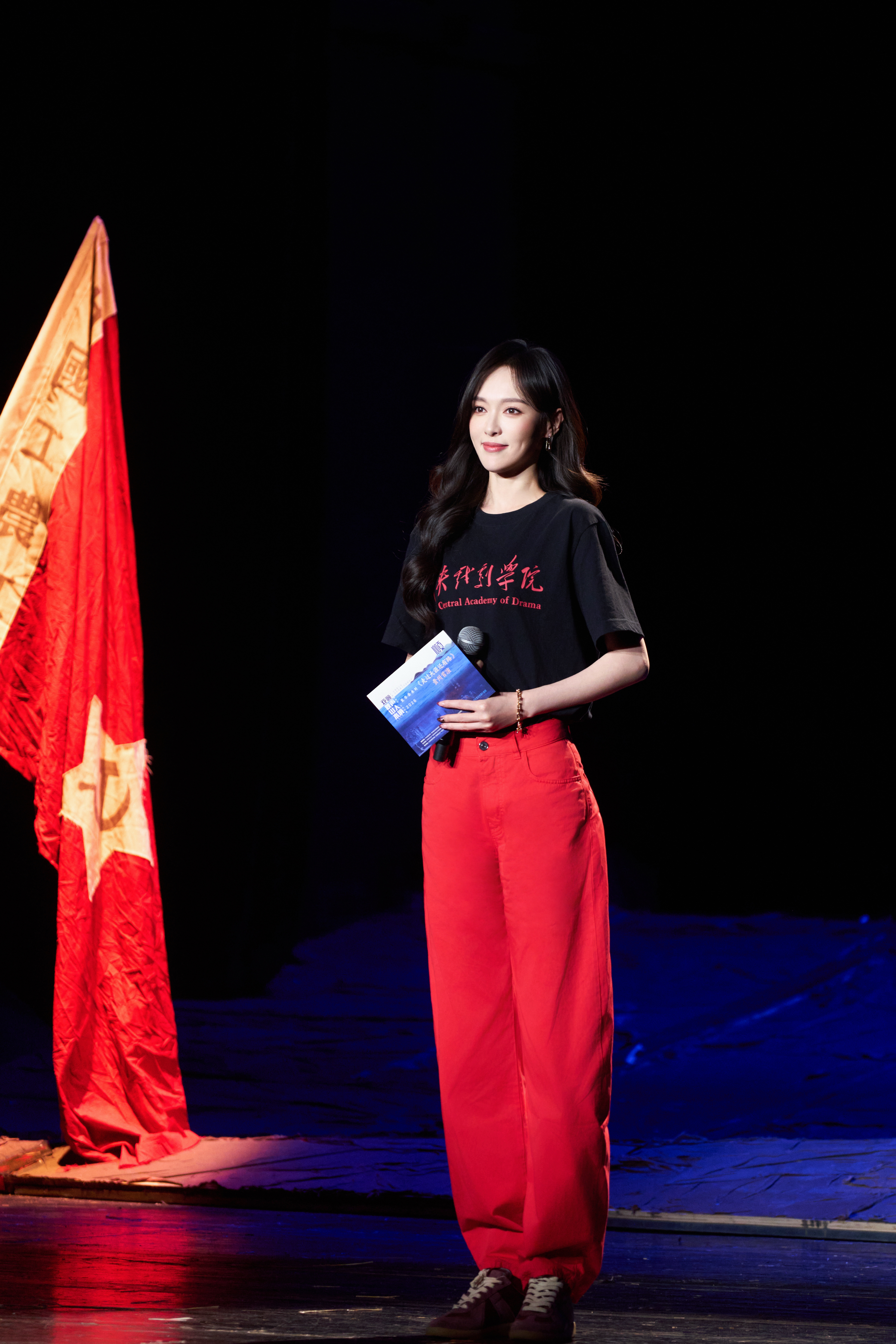唐嫣 艺润乡野，初心如故。以中戏校友身份回归，推介红色剧目，传承先辈精神，以专业