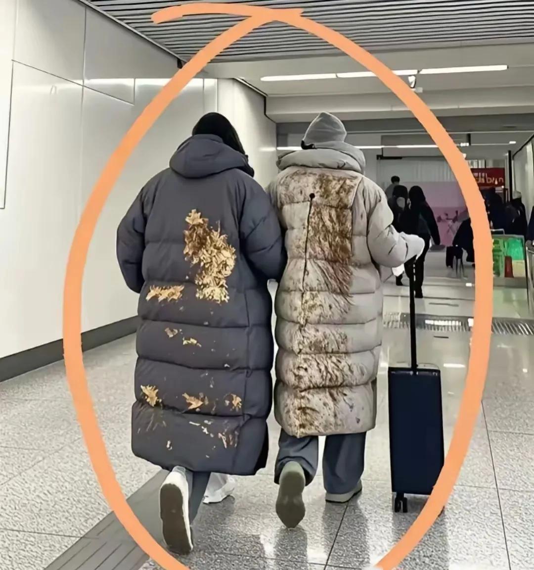 现在衣服风格都这么独特了吗？
远远的看，
新衣服真不能看， 脏兮兮的.
穿在身上
